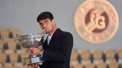 کارلوس آلکاراس جوان‌ترین تنیس‌بازی است که روی سه زمین مختلف گرنداسلم‌ها قهرمان شده است