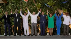 Vários líderes erguendo os braços juntos em palco