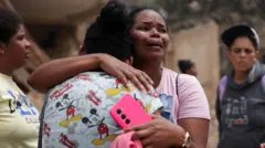 Mulher chora após os terremotos na Venezuela