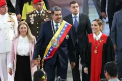 Maduro junto à presidente do Tribunal Supremo de Justiça, Caryslia Rodríguez, e sua esposa, Cilia Flores.