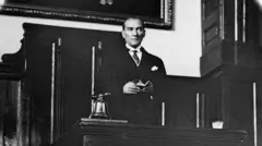 Atatürk Ankara’da Türkiye Büyük Millet Meclisi’nde bir konuşma yaparken. 1920’li yıllar.