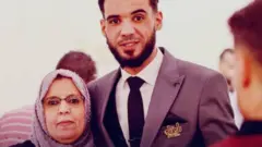 Abdul Aziz Aldali akiwa na marehemu mama yake 