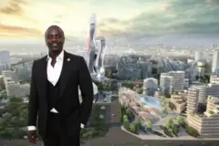 Ifoto ya Akon imbere y'ishusho y'umushinga wa Akon City