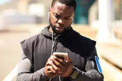 Jeune homme avec son téléphone