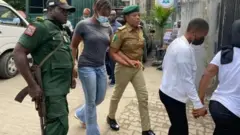 Prison officials dey escort Chidimma Ojukwu (middle) enta inside court