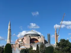 Ayasofya'nın güney cephesinden çekilmiş fotoğrafı. Doğu cephesi ve 2. Bayezid minaresi üzerinde platform var.