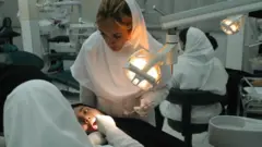 دانشجویان دختر دندانپزشکی دانشگاه آزاد تهران با لباس‌های اسلامی سفید، ۷ دی ۱۳۸۳