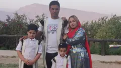 از راست: زینب مولایی‌راد (مادر کیان)، رادین (برادر کوچک کیان)، میثم (پدر کیان) و کیان پیرفلک