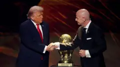 O presidente americano, Donald Trump, e o presidente da Fifa, o italiano Gianni Infantino, apertam as mãos em evento.