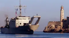 Um navio da Marinha do México chegando ao porto de Havana