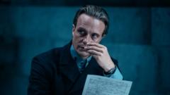 Uno de los personajes de la película sujeta un papel mientras mira a su derecha.