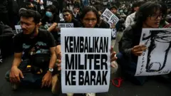 Demonstrasi menolak Revisi Undang-Undang TNI.
