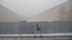 Devojka hoda ulicom