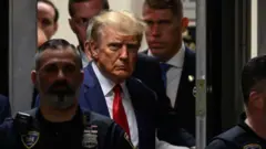 Onye bụbu onyeisiala mba Amerịka bụ Donald Trump mgbe anwụchiri ya
