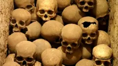 Calaveras amontonadas en las catacumbas de Lima