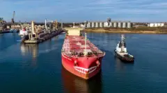 Ukranian ship wey 26,000 tonnes of corn, dey go Lebanon.