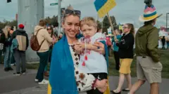 Hanna Correa e seu filho Milan participam de um protesto em Anchorage.