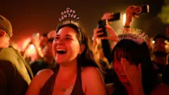 ਨਵੇਂ ਸਾਲ ਦਾ ਜਸ਼ਨ ਮਨਾਉਂਦੇ ਲੋਕ