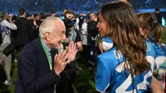 ناپولی سال ۲۰۰۴ ورشکست شد و به دسته سوم سقوط کرد اما پس از آمدن دی‌لورنتیس دو بار قهرمان لیگ فوتبال ایتالیا شده است