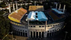 Estadui Pacaembu de Sao Paulo como un hospital de emergencia.
