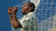 Nigerian Rashidi Yekini scream for 21 June 1994 through di ne