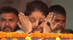 गिरिडीह में झारखंड मुक्ति मोर्चा के कार्यक्रम में रोतीं कल्पना सोरेन