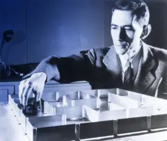 10 de maio de 1952: Dr. Claude E Shannon, matemático do Bell Telephone Laboratories, com um mouse eletrônico no labirinto.