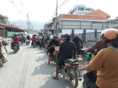 ရှမ်းပြည်နယ်က ဆီတန်းစီနေတဲ့မြင်ကွင်းတစ်ခု 