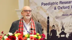 अक्सफर्ड भ्याक्सिन ग्रुपका निर्देशक प्राध्यापक सर एन्ड्रयु पोलार्ड काठमाण्डूमा आयोजित पाटन स्वास्थ्य विज्ञान प्रतिष्ठान र अक्सफर्ड भ्याक्सिन ग्रुपबीचको सहकार्य २ दशक पुगेको अवसरमा आयोजित कार्यक्रममा। 