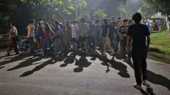 प्रदर्शनकारी स्टूडेंट