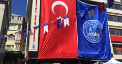 Üsküdar Belediyesi ve Türkiye bayrakları yan yana bir binaya asılı