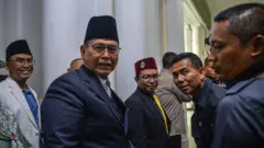 Pimpinan Pondok Pesantren Al Zaytun Panji Gumilang (kedua kiri) berjalan setibanya untuk menjalani pemeriksaan di Gedung Sate, Bandung, Jawa Barat, Jumat (23/6/2023).