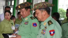  ဗိုလ်ချုပ် ကိုကိုမောင် (ဝဲ) ကို ဒုတိယဗိုလ်ချုပ်ကြီး တေဇကျော် နဲ့အတူတွေ့ရစဉ်