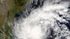 પાછલાં અમુક વર્ષોમાં દિત્વાહ વાવાઝોડું એ શ્રીલંકા પર ત્રાટકેલું સૌથી વિકટ હવામાન સંબંધી કુદરતી આપત્તિઓ પૈકી એક હતું. આ વાવાઝોડાને કારણે આવેલાં પૂર અને ભૂસ્ખલનમાં 200ની આસપાસ લોકોએ શ્રીલંકામાં જીવ ગુમાવ્યા છે અને સેંકડો લાપતા છે.