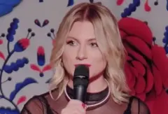 Mulher loira falando em um microfone