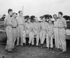 Grupo de cientistas americanos que eram chefes de equipes responsáveis pela montagem, pesquisa e inspeção das bombas atômicas em uma base nas Ilhas Marianas. Da esquerda para a direita: Norman Ramse, Roger S. Warner, Edward B. Doll, Harold Agnew, Luis W. Alvarez, Lawrence Johnston, Philip Morrison, Robert Serber e Bernard Waldman.
