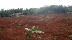 Оползень, произошедший в ночь на четверг (13 ноября), разрушил несколько домов жителей.