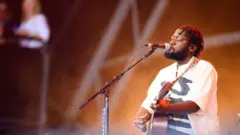 ብዛዕባ ማይክል ኪዋኑካ ምሕሳብ፡ ብዛዕባ እቲ "ካብ ጨርቂ ናብ ወርቂ" ዝብል ብሂል የዘኻኽረና።