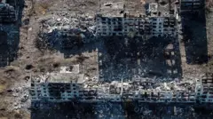 Vista aérea das ruínas de prédios de apartamentos na cidade de Chasiv Yar, na região de Donetsk