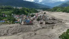 26 Ağustos 2026 tarihinde Nepal’in Nuwakot ilçesindeki Trishuli Bazar’da ani selin ardından hasar gören evlerin havadan görünümü. 