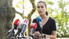 رئيسة وزراء فنلندا سانا مارين مؤتمرا صحفيا في هلسنكي