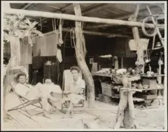 Friedrich Ritter ao lado de Dore, na sua casa na ilha Floreana, em Galápagos