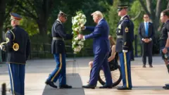 無名戦士の墓に花輪を手向けるトランプ前米大統領（26日、米ヴァージニア州アーリントン国立墓地）