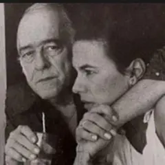 Vinicius e mulher abraçados; ele segura também um cigarro