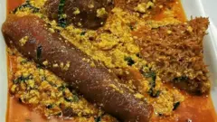 Mmanụ nọ n'ofe egusi eji anụ dị iche iche sie 