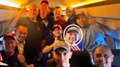 El asesino convicto, Dahud Hanid Ortiz, con el rostro rodeado, en el avión fletado por el gobierno estadounidense que lo devolvió a Estados Unidos.