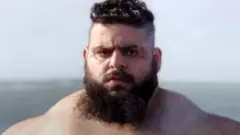 برخی رسانه‌های اصولگرا در سال‌های گذشته سجاد غریبی را «رستم ایرانی» و علاقه‌مند به حضور در جنگ سوریه و «مدافع حرم» معرفی می‌کردند.