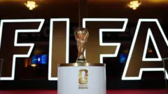 د واشنګټن د جان ایف کینډي په مرکز کې د ۲۰۲۶ کال د فوټبال نړیوال جام (FIFA World Cup 2026) د رسمي پچې اچونې (قرعه کشۍ) مخکې، د لوړ پوړو شخصیتونو (VIP) په هرکلي کې د فوټبال نړیوال جام (کپ) ښودل کېږي.