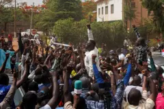 Cheick Oumar Doumbia (C), leader de la jeunesse pro-démocratique, scande des slogans entouré de sympathisants lors d'une manifestation organisée par une large coalition de partis politiques craignant une dissolution par les autorités militaires du Mali, à Bamako, le 3 mai 2025.