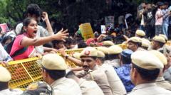 दिल्ली की सड़कों पर उतरे हज़ारों युवाओं ने कैसे बढ़ाई मोदी सरकार की मुश्किलें
